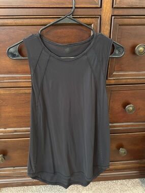 Lululemon Women's Black Athletic Tank Top - Brand Unspecified